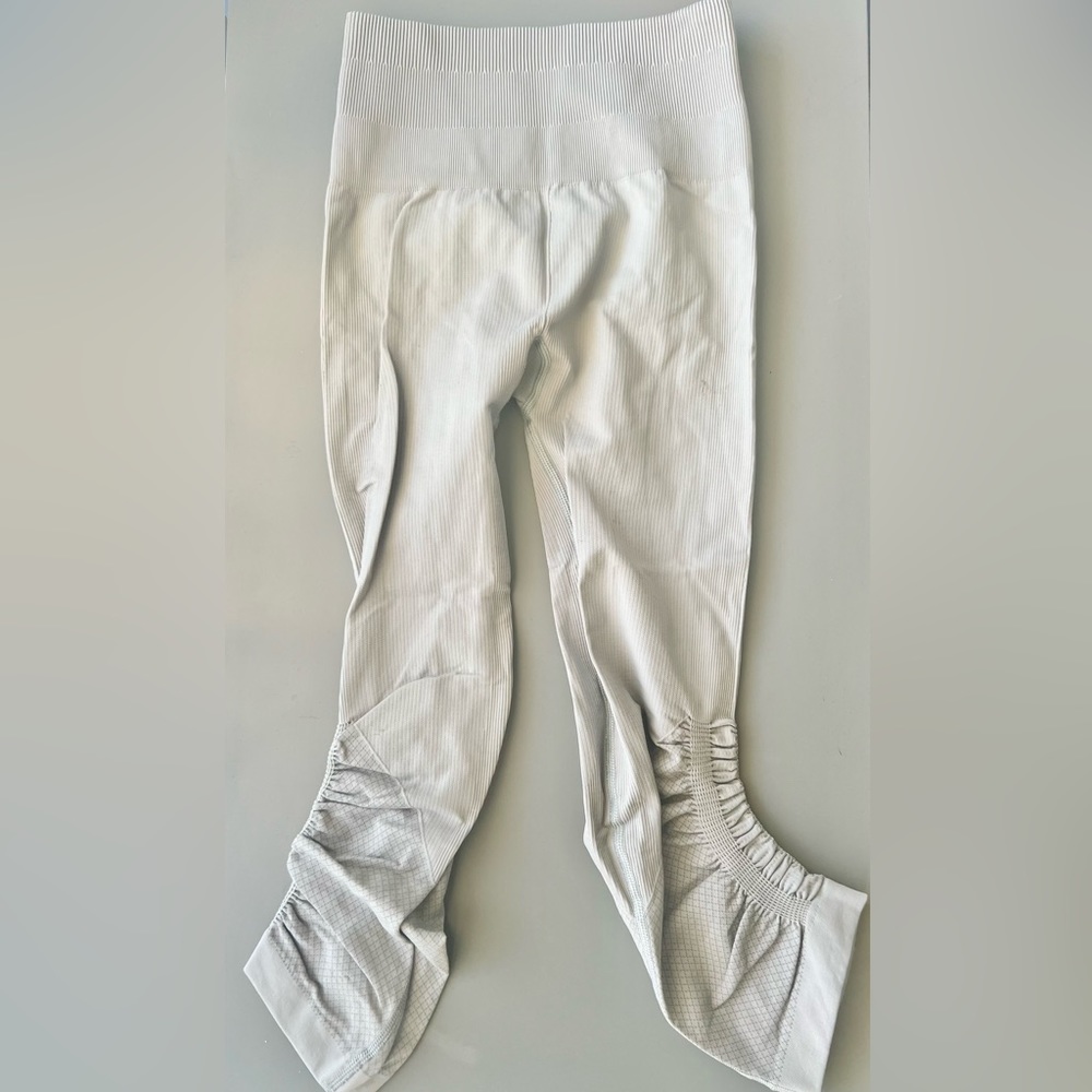 (SOLD) LULULEMON Align™ High-Rise Limited Edition Gray Ribbed w/ Ruched Crop 23”